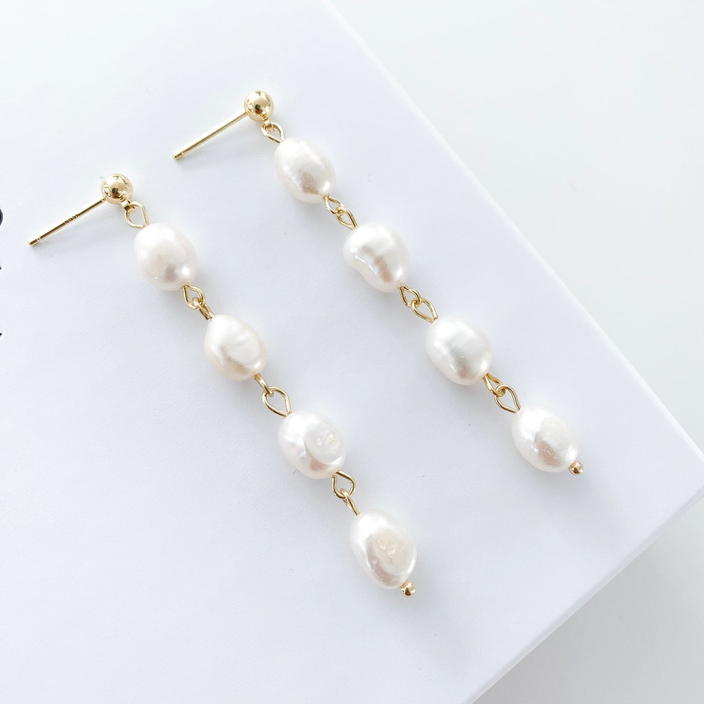 Delicate Pearl necklace and earring set in gold