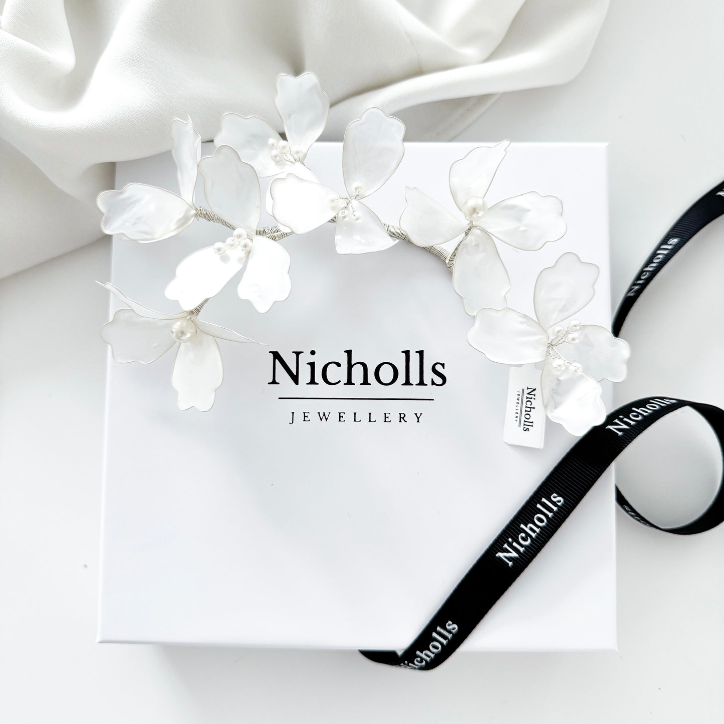 White Floral Bridal Hair Vine – Handmade Resin Flower & Pearl Wedding Hair Accessory | Flexible Romantic Hairpiece for Brides