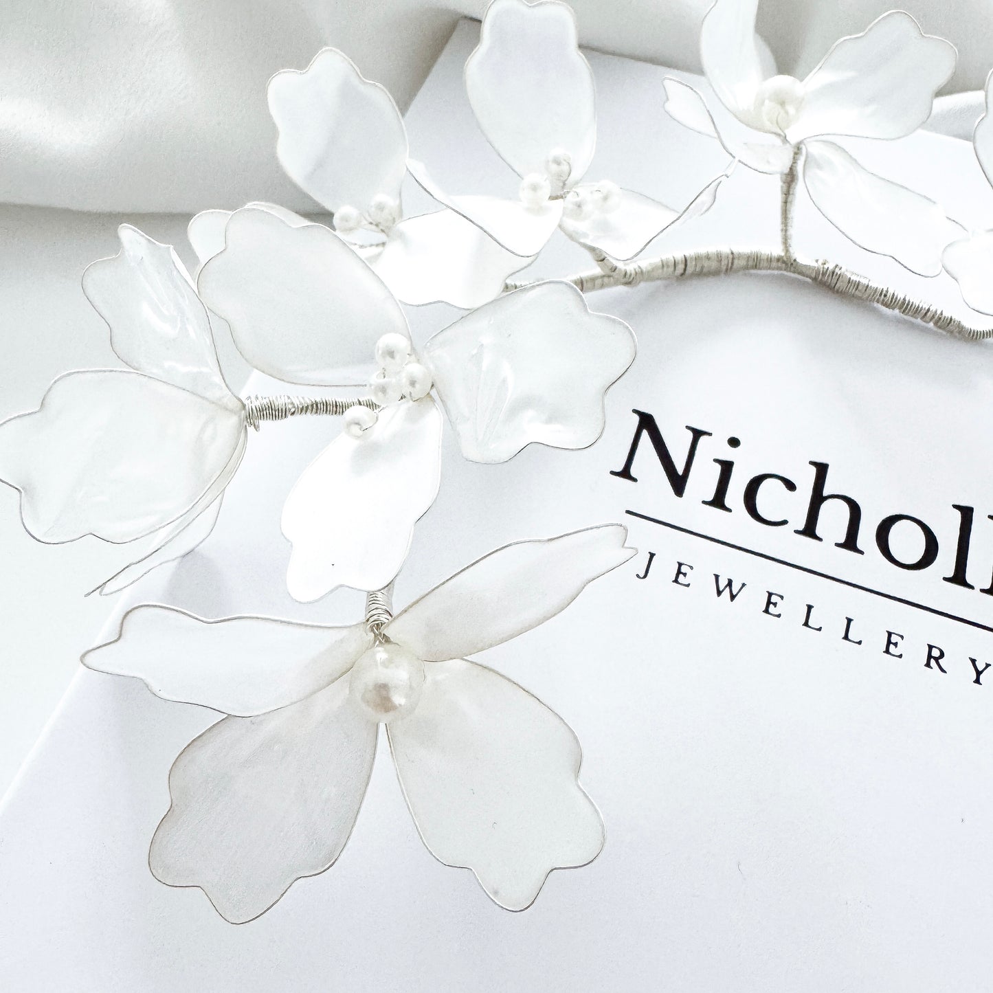 White floral bridal hair vine with handmade resin flowers and pearl centres on silver wire – flexible, lightweight wedding hair accessory for modern boho brides.