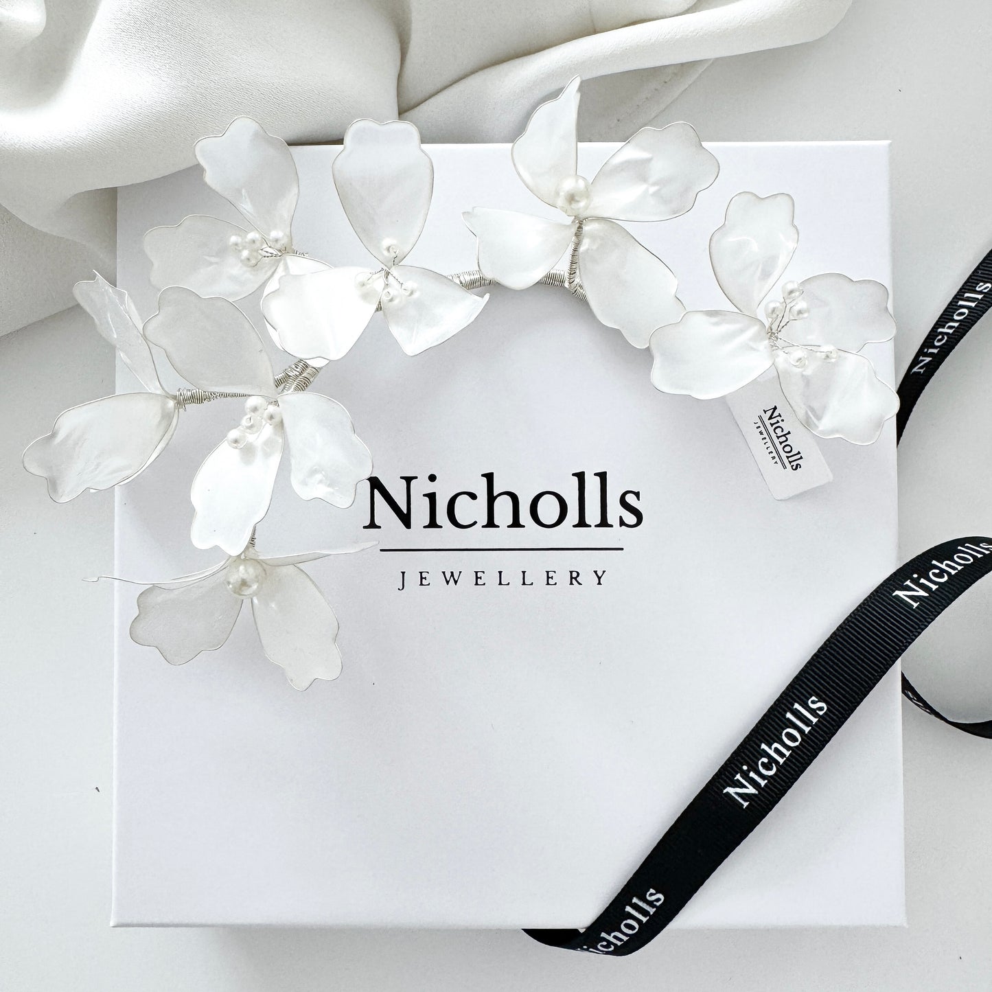 White floral bridal hair vine with handmade resin flowers and pearl centres on silver wire – flexible, lightweight wedding hair accessory for modern boho brides.