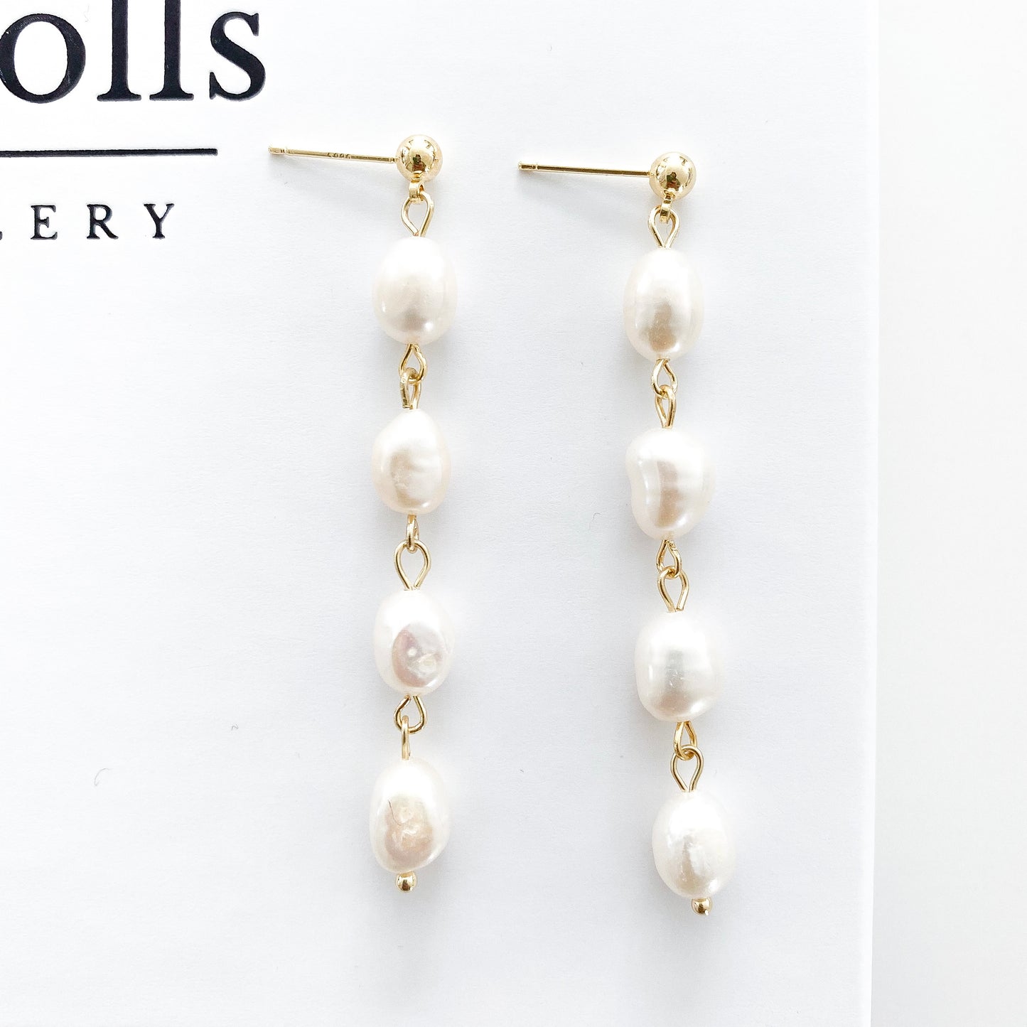 Delicate Pearl necklace and earring set in gold