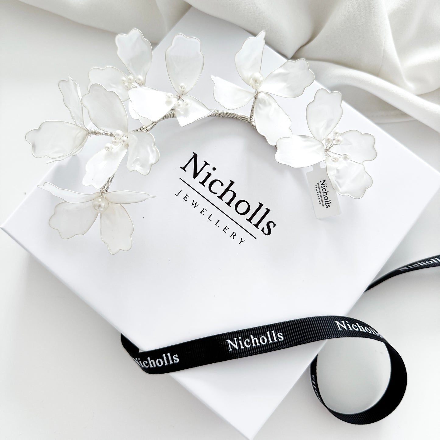 White floral bridal hair vine with handmade resin flowers and pearl centres on silver wire – flexible, lightweight wedding hair accessory for modern boho brides.