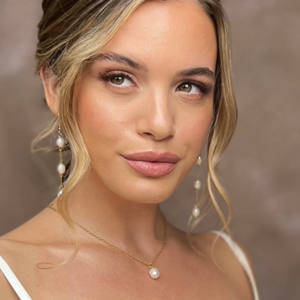 Delicate Pearl necklace and earring set in gold