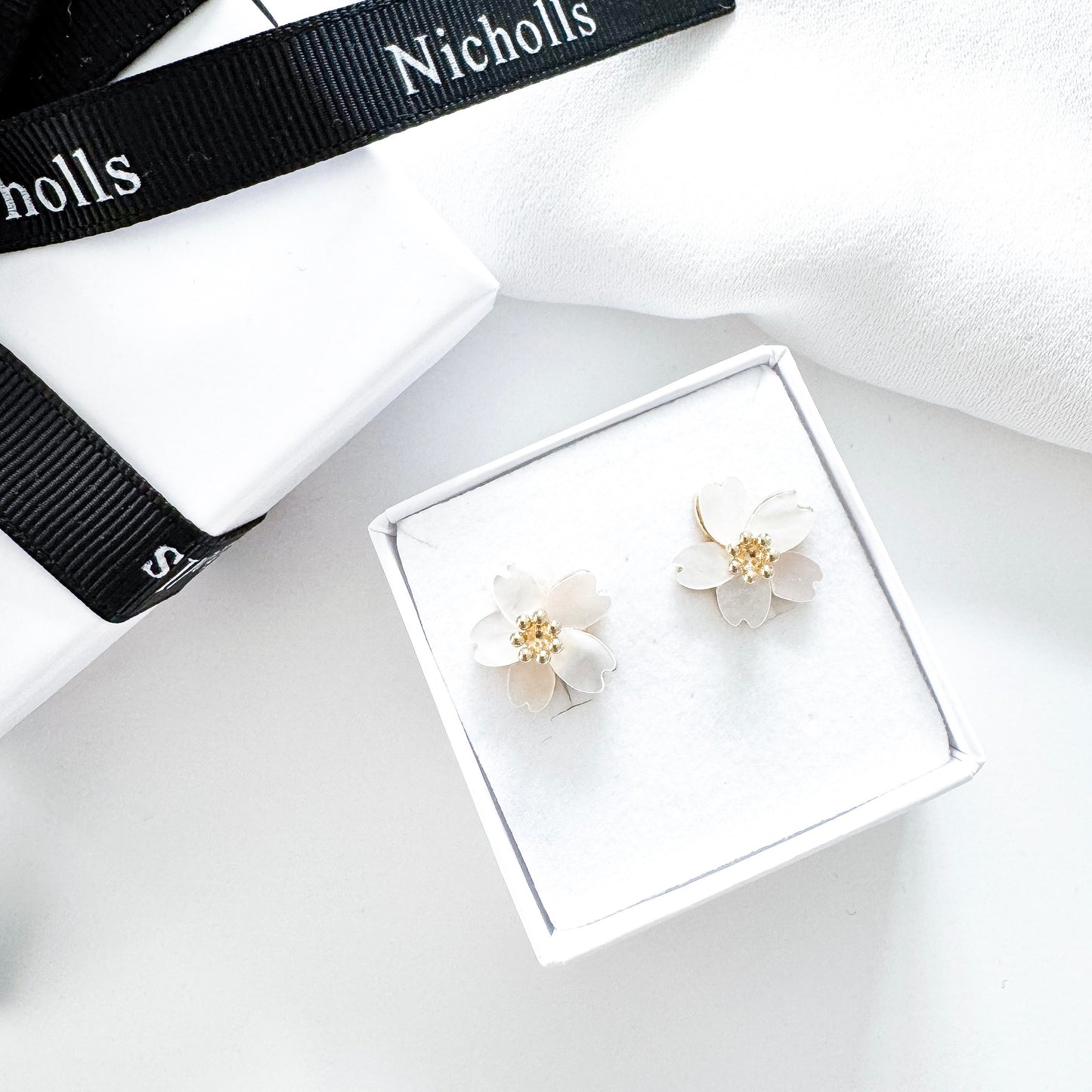 Pretty Natural Shell Flower Earrings