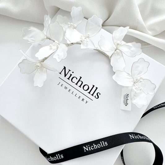 White floral bridal hair vine with handmade resin flowers and pearl centres on silver wire – flexible, lightweight wedding hair accessory for modern boho brides.