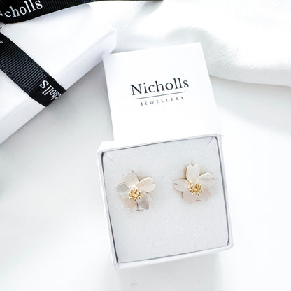 Pretty Natural Shell Flower Earrings