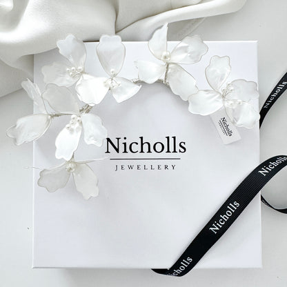 White floral bridal hair vine with handmade resin flowers and pearl centres on silver wire – flexible, lightweight wedding hair accessory for modern boho brides.