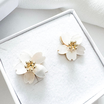 Pretty Natural Shell Flower Earrings