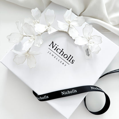 White floral bridal hair vine with handmade resin flowers and pearl centres on silver wire – flexible, lightweight wedding hair accessory for modern boho brides.