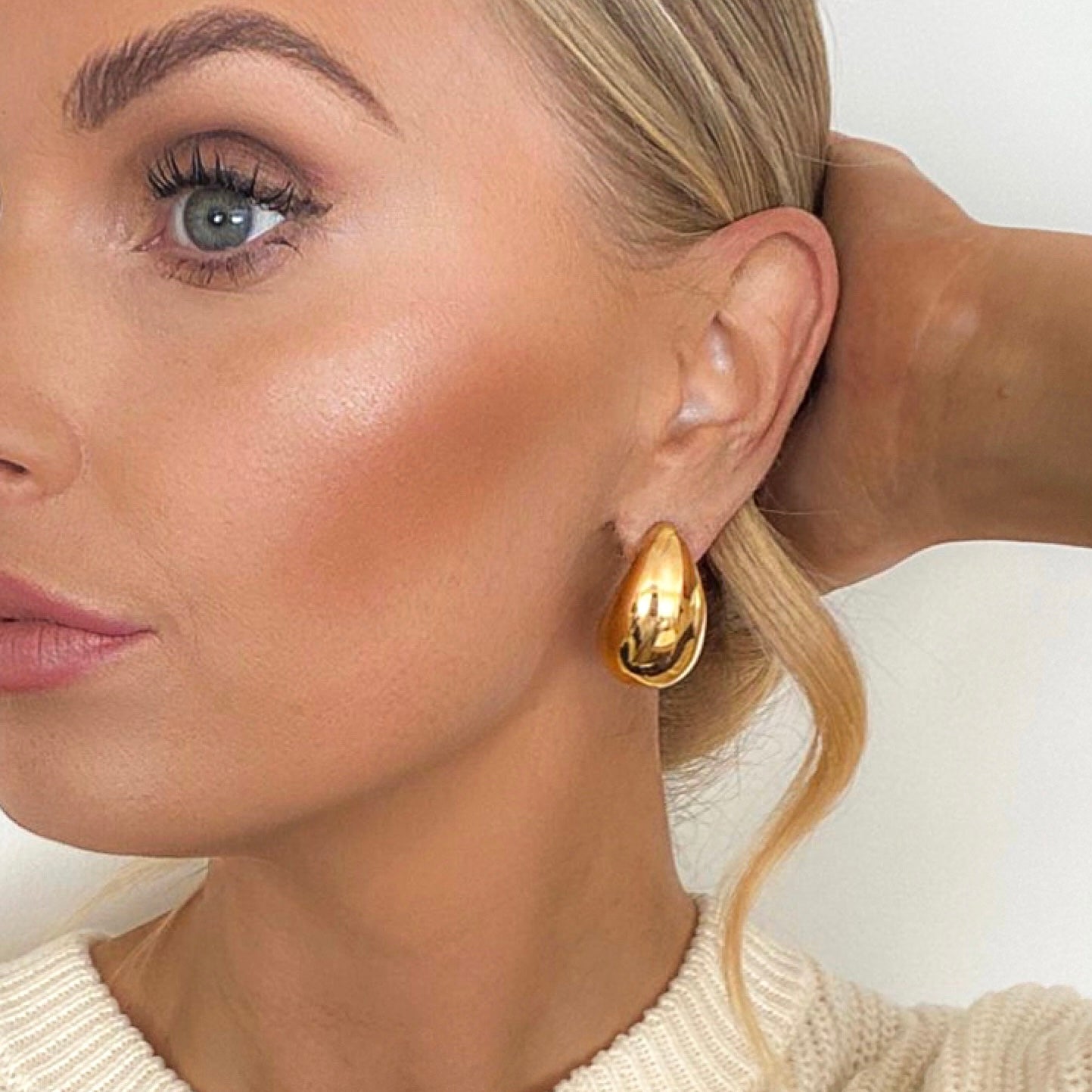 Smooth Gold Waterdrop, teardrop earrings that have been spotted on hailey beiber and the kardashians. A celebrity favourite, these earrings went viral on tiktok. Made from Stainless Steel and 18k Gold PVD Plating they are tarnish free, waterproof and hypoallegenic.