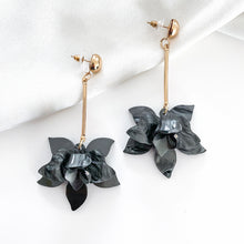 Load image into Gallery viewer, Francoise Black Flower Earrings
