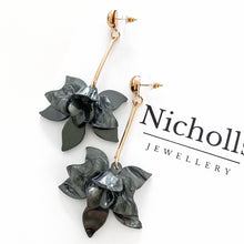 Load image into Gallery viewer, Francoise Black Flower Earrings
