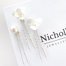 Load image into Gallery viewer, Porcelain Flower and Pearl 5 pins
