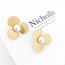 Load image into Gallery viewer, Fan Flower Pearl Gold Earrings
