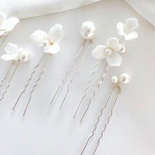 Load image into Gallery viewer, Porcelain Flower and Pearl 5 pins
