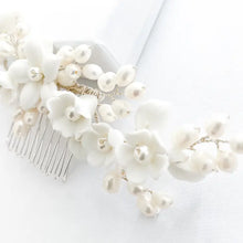Load image into Gallery viewer, Porcelain White Flower and Freshwater Pearl Comb
