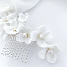 Load image into Gallery viewer, Porcelain White Flower Comb
