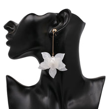 Load image into Gallery viewer, Francoise White Flower Earrings
