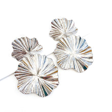 Load image into Gallery viewer, Dali Silver Flower Earrings
