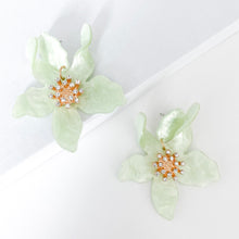 Load image into Gallery viewer, Romantic Green Flower earrings
