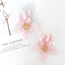 Load image into Gallery viewer, Romantic Pink Flower earrings

