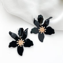 Load image into Gallery viewer, Romantic Black Flower Earrings
