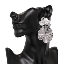 Load image into Gallery viewer, Dali Silver Flower Earrings
