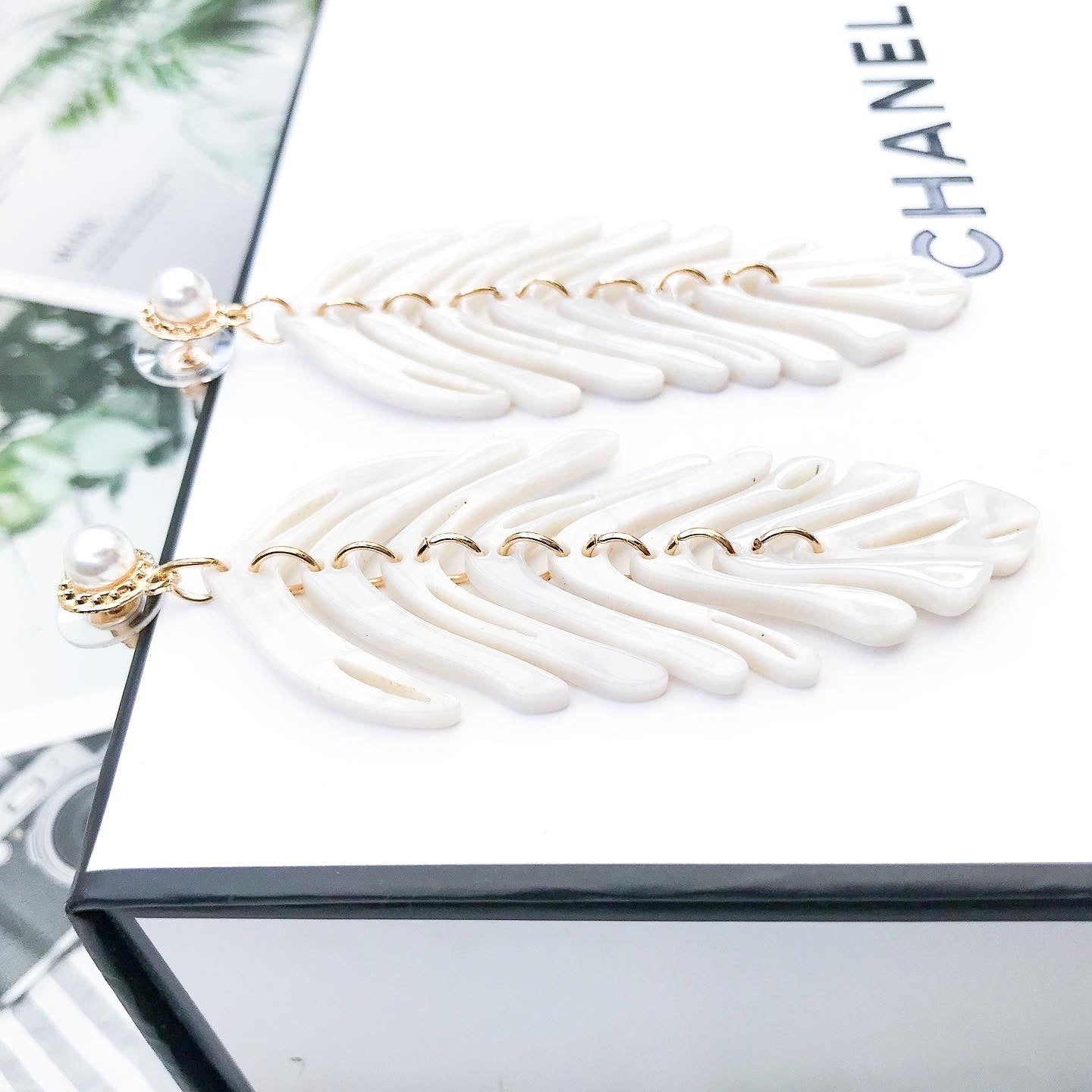 Feather Leaf White Earrings